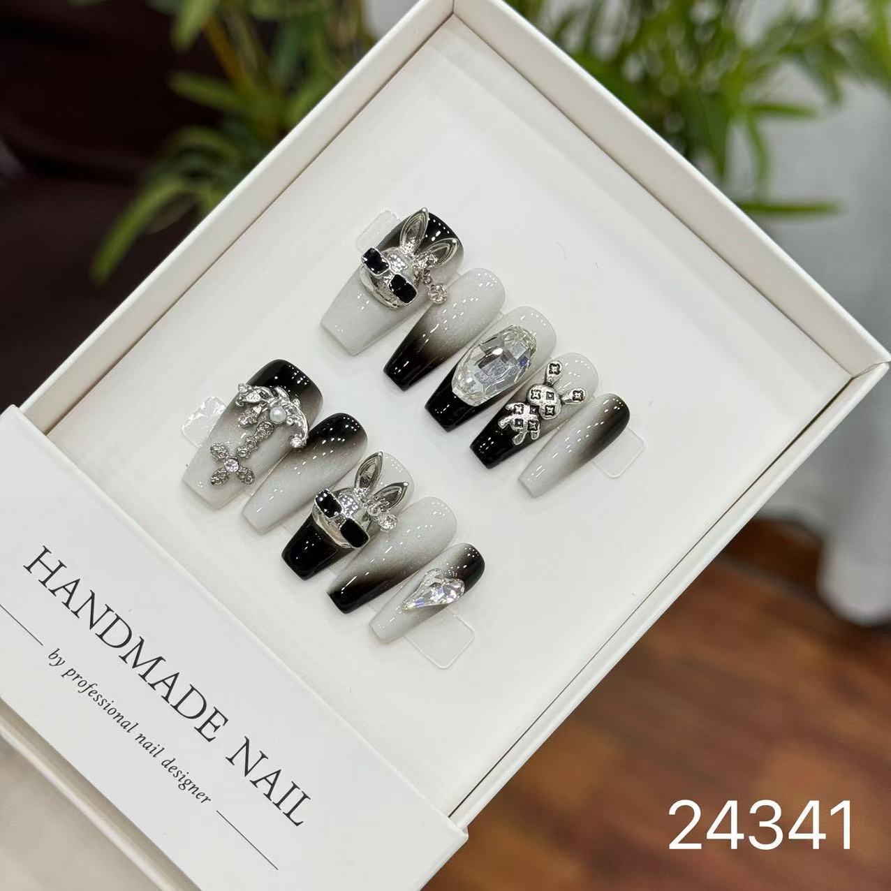 Handmade Long False Nails with a High-End Look, Enhancing Skin Tone, Popular Cat-Eye Style, Luxurious Manicure