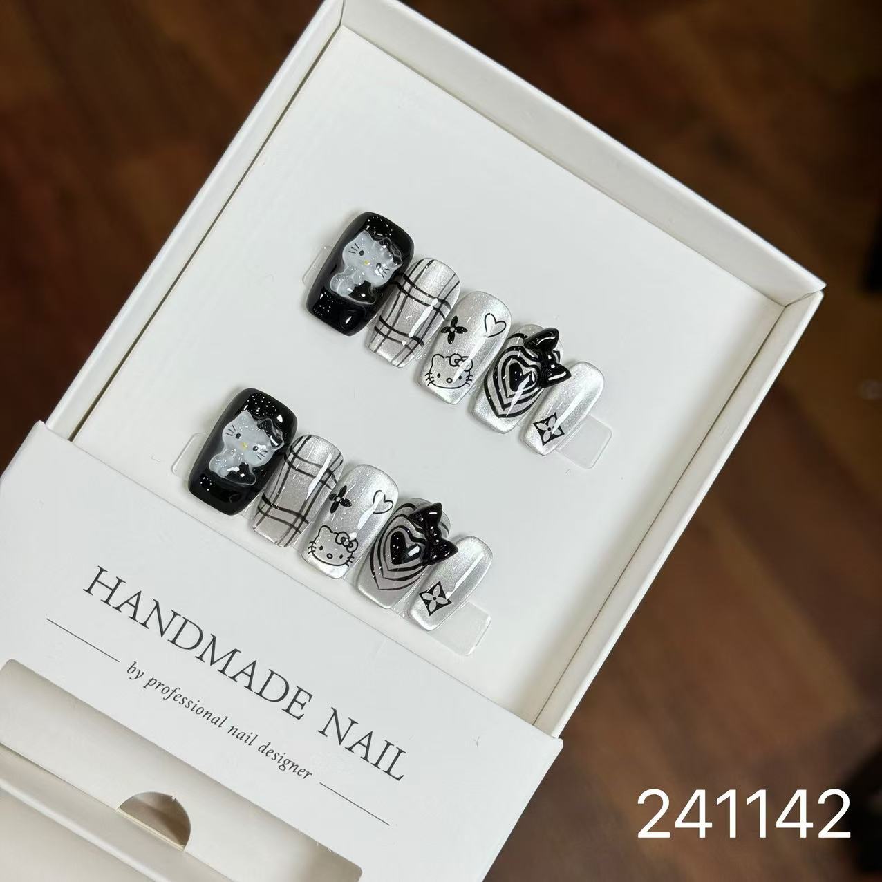 Handmade Long False Nails with a High-End Look, Enhancing Skin Tone, Popular Cat-Eye Style, Luxurious Manicure