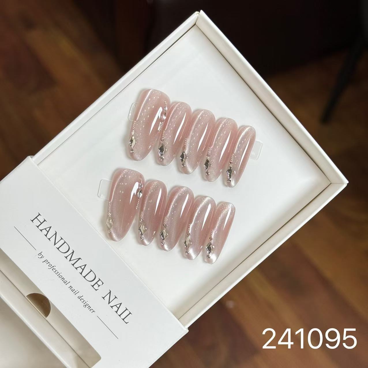 Handmade Long False Nails with a High-End Look, Enhancing Skin Tone, Popular Cat-Eye Style, Luxurious Manicure