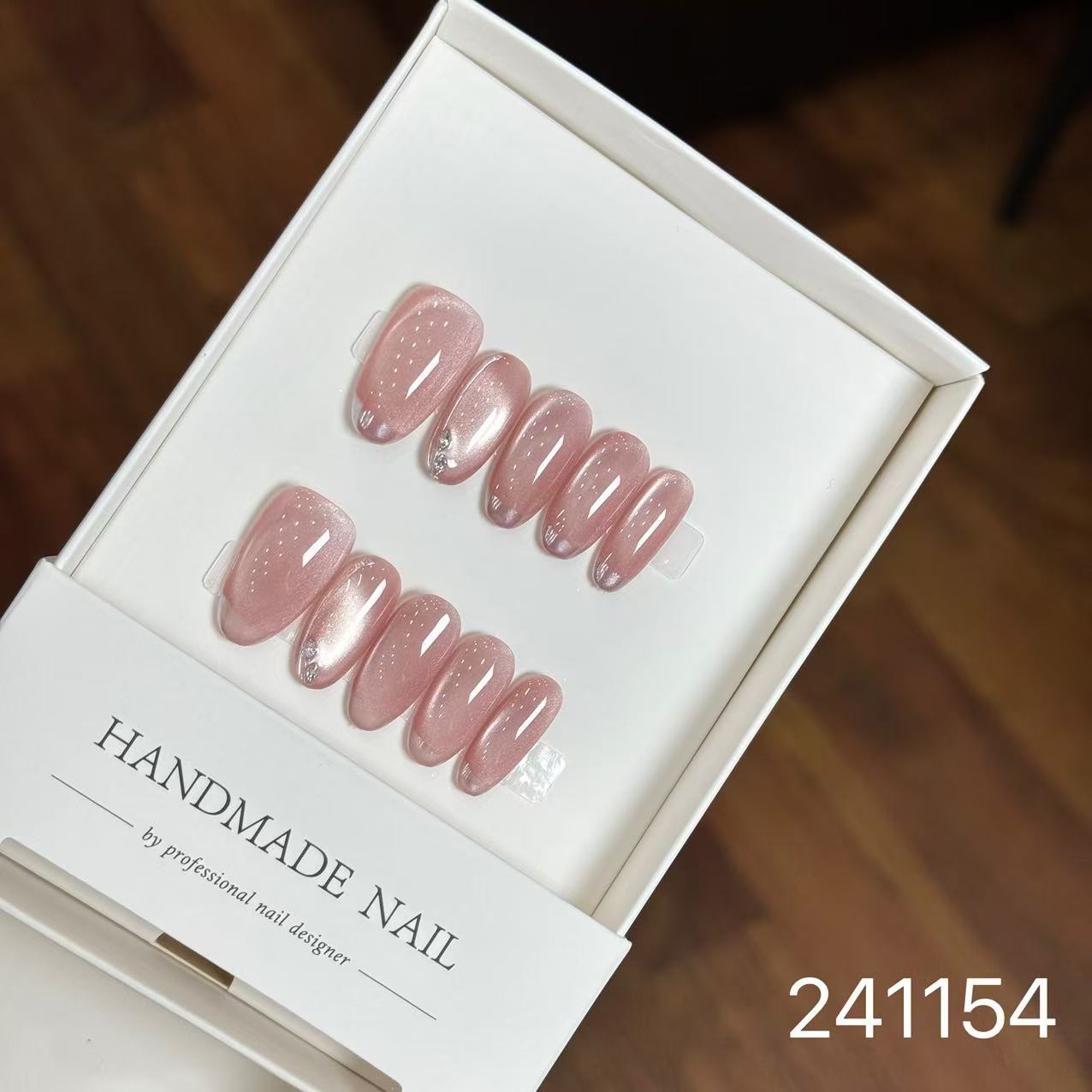 Handmade Long False Nails with a High-End Look, Enhancing Skin Tone, Popular Cat-Eye Style, Luxurious Manicure