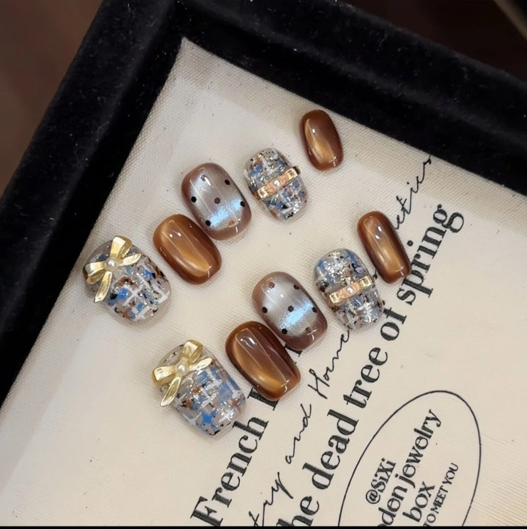 Handmade brown and blue Chanel-style high-end plaid short nails with bow, glass beads, and cat-eye effect for the new autumn and winter season
