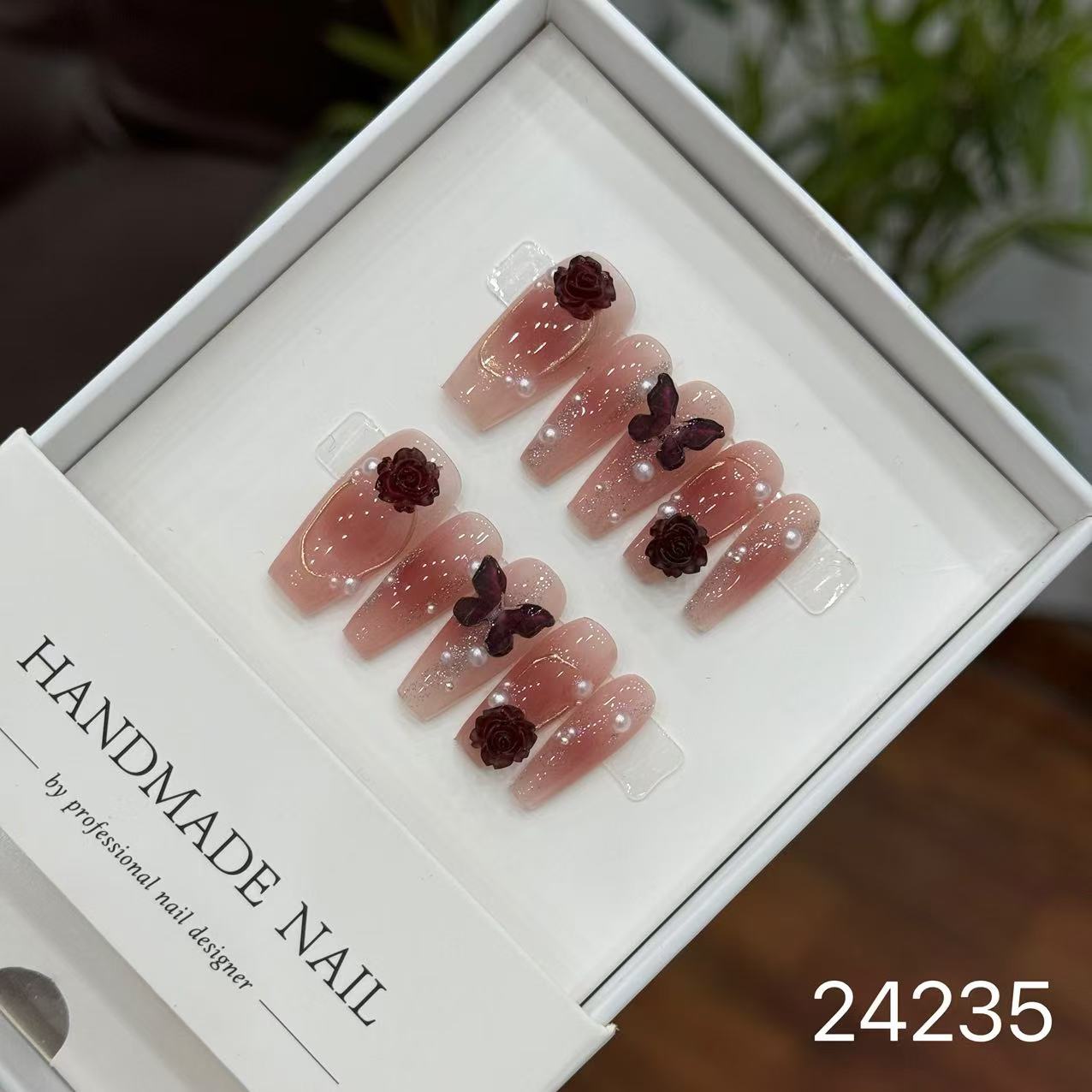 Handmade Long False Nails with a High-End Look, Enhancing Skin Tone, Popular Cat-Eye Style, Luxurious Manicure