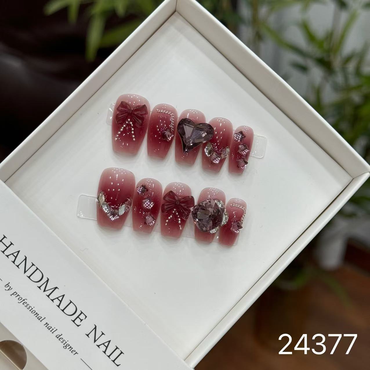 Handmade Long False Nails with a High-End Look, Enhancing Skin Tone, Popular Cat-Eye Style, Luxurious Manicure