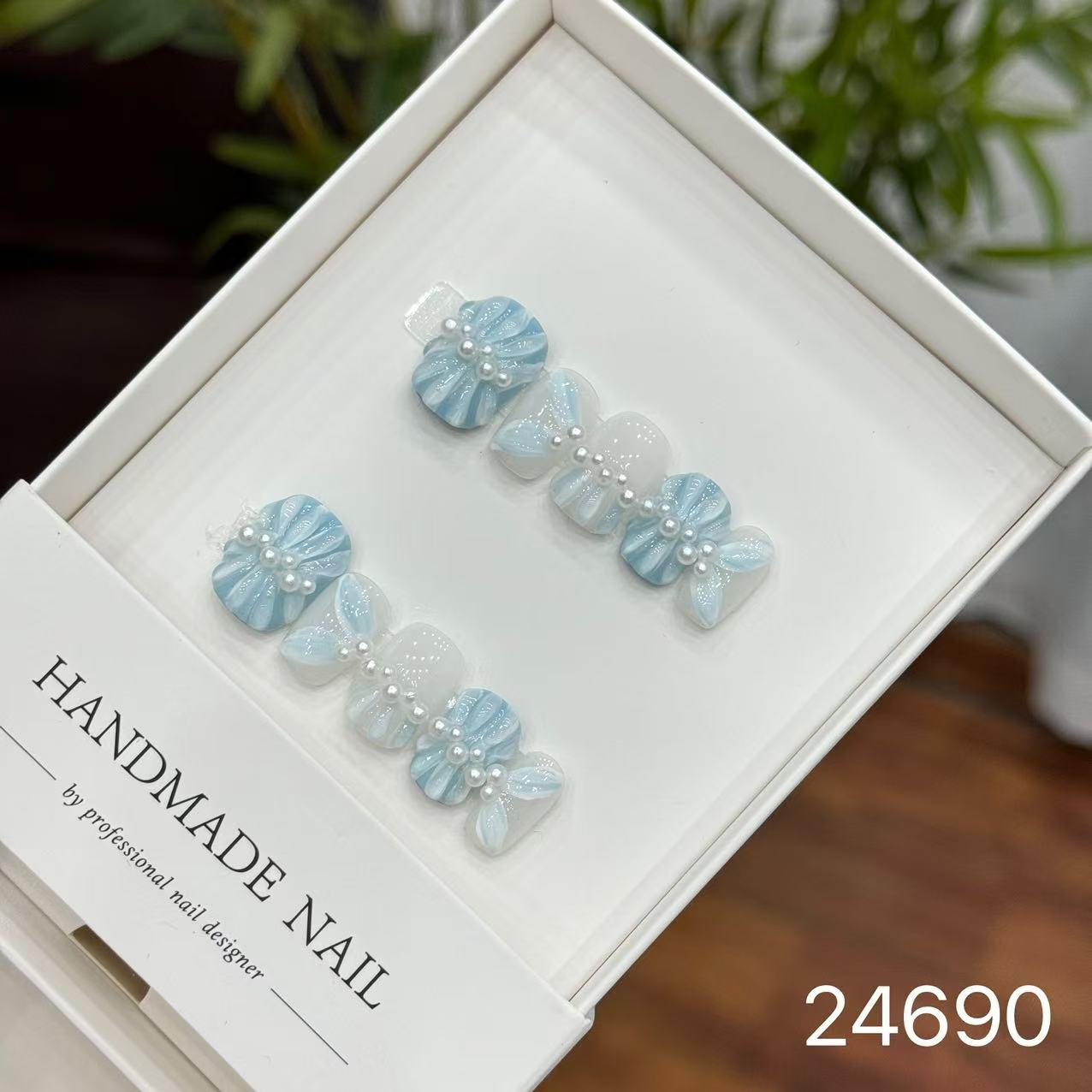 Handmade Long False Nails with a High-End Look, Enhancing Skin Tone, Popular Cat-Eye Style, Luxurious Manicure