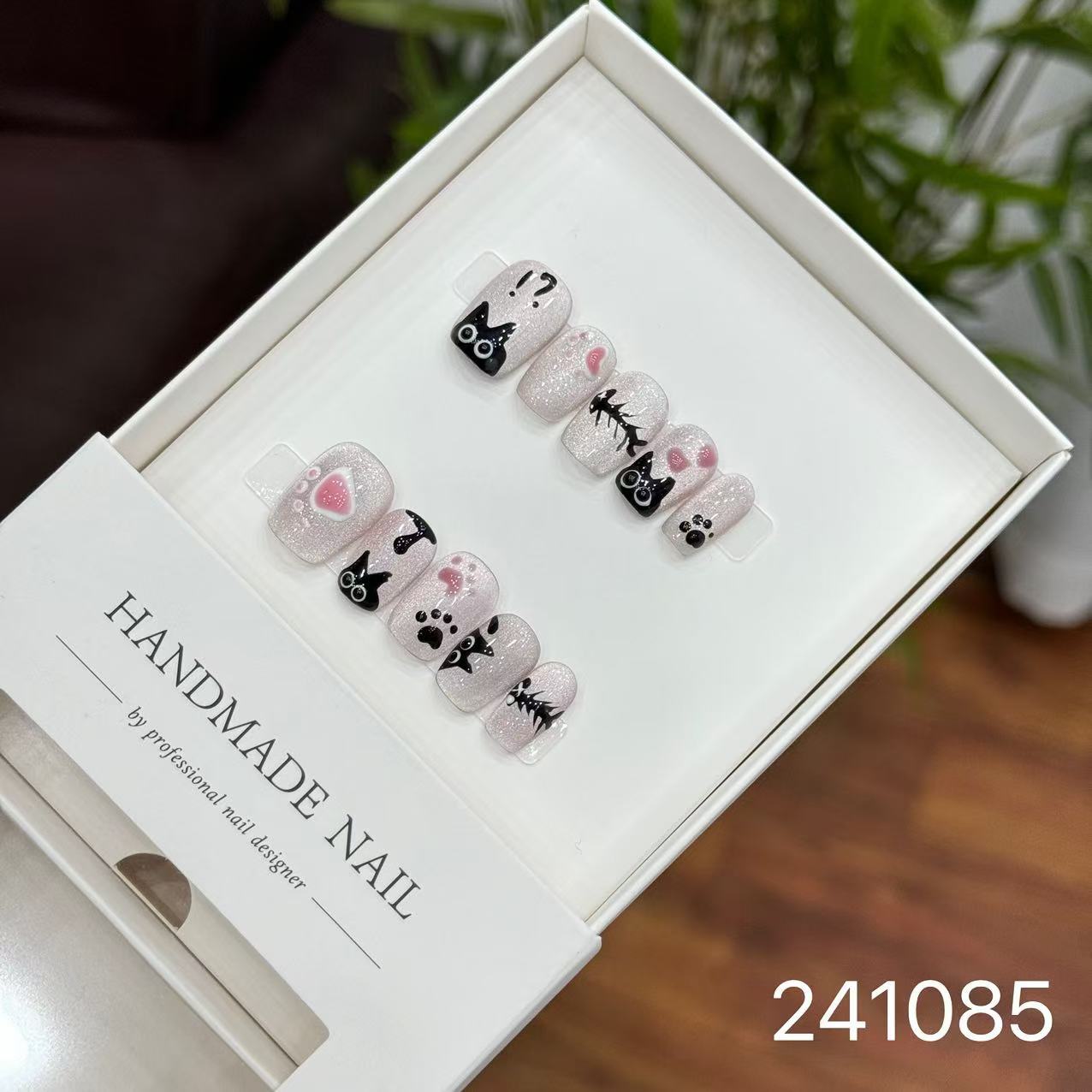 Handmade Long False Nails with a High-End Look, Enhancing Skin Tone, Popular Cat-Eye Style, Luxurious Manicure
