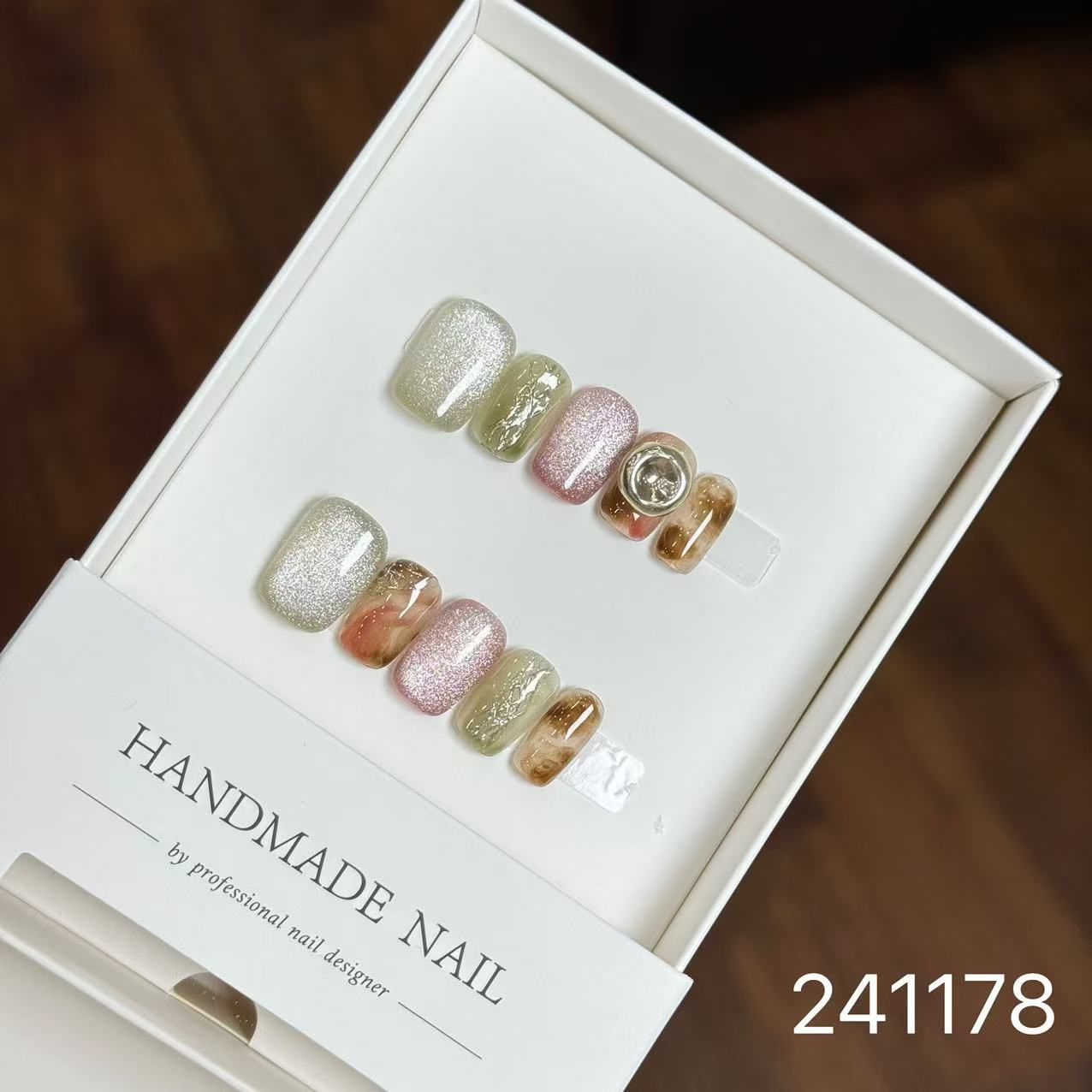 Handmade Long False Nails with a High-End Look, Enhancing Skin Tone, Popular Cat-Eye Style, Luxurious Manicure