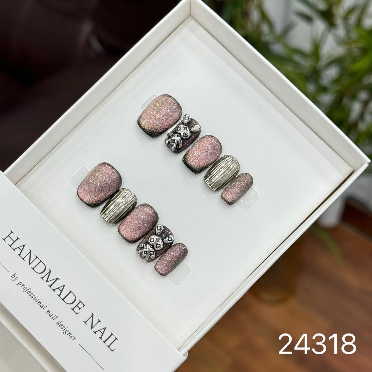 Handmade Long False Nails with a High-End Look, Enhancing Skin Tone, Popular Cat-Eye Style, Luxurious Manicure