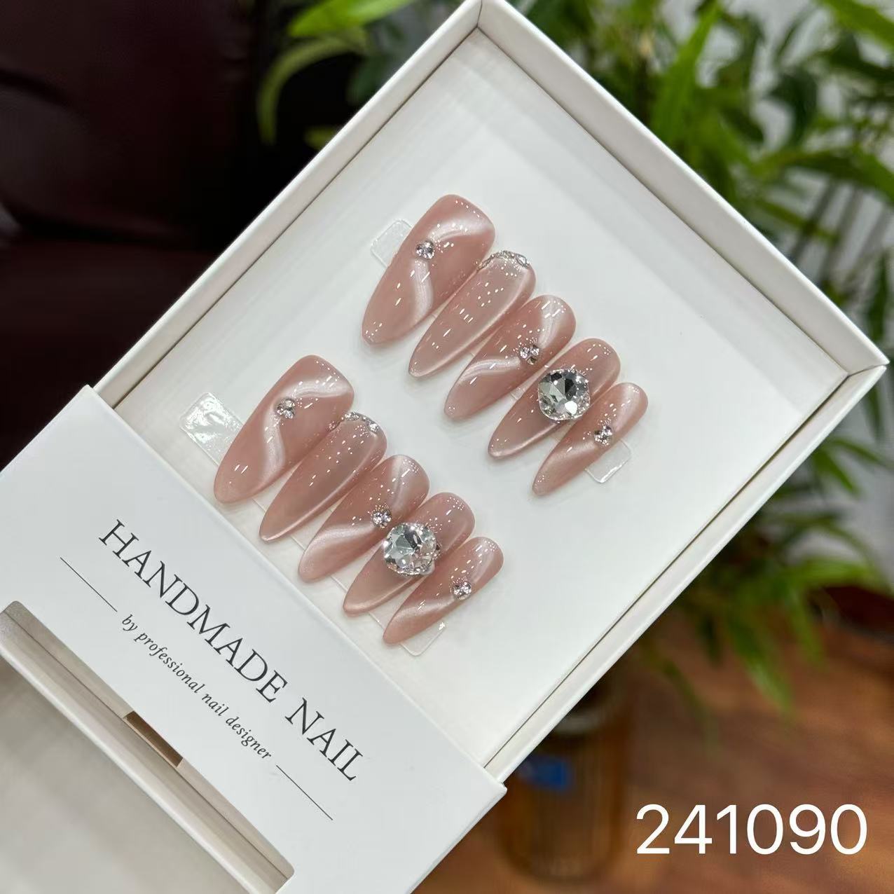 Handmade Long False Nails with a High-End Look, Enhancing Skin Tone, Popular Cat-Eye Style, Luxurious Manicure