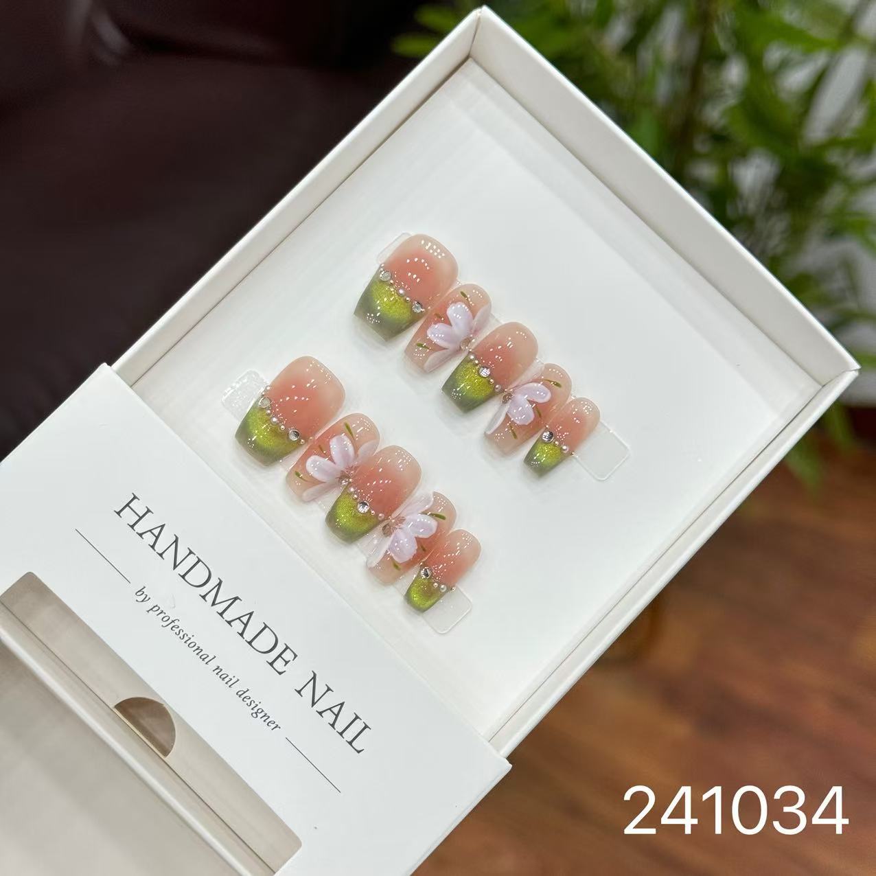 Handmade Long False Nails with a High-End Look, Enhancing Skin Tone, Popular Cat-Eye Style, Luxurious Manicure