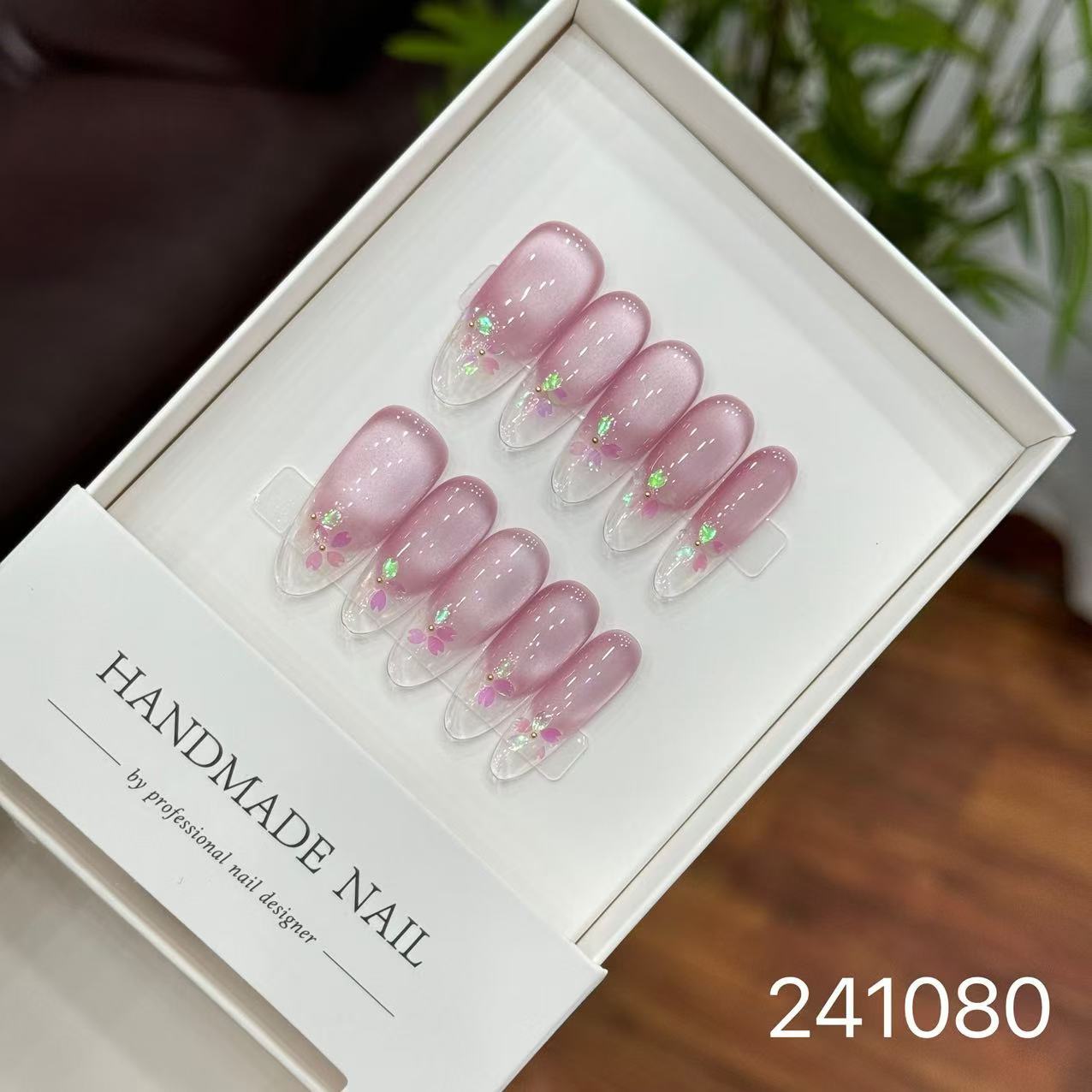 Handmade Long False Nails with a High-End Look, Enhancing Skin Tone, Popular Cat-Eye Style, Luxurious Manicure